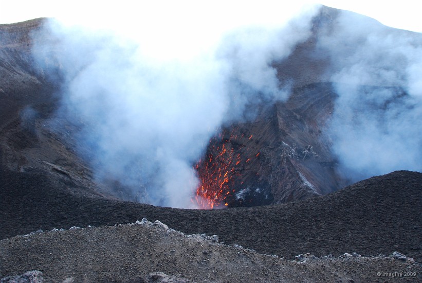 132- Le double cratere, premiere eruption, 17h15.JPG